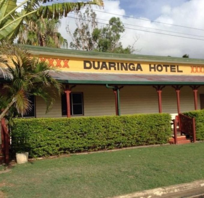 Duaringa-Hotel-Front-Sign