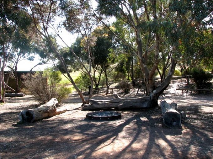 Yeldulknie-Weir-Campfire-Area